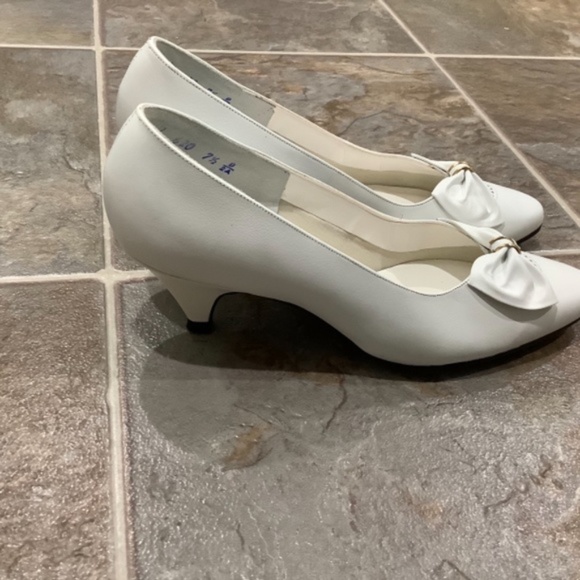 Naturalizer White Bow Pumps 7.5 - Picture 3 of 10